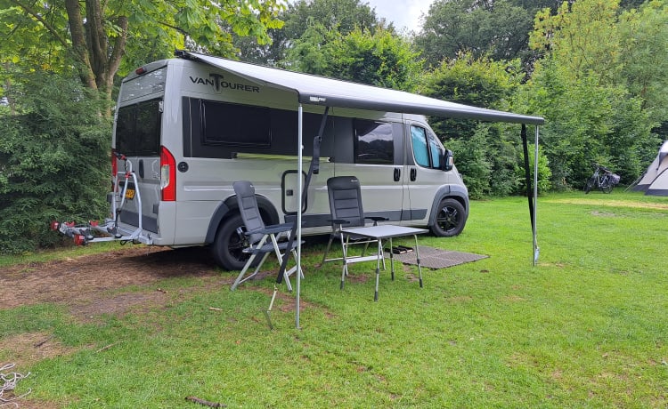 Bestie de Boxer – Compacte praktische en stoere buscamper (Peugeot Boxer Van Tourer 2017)