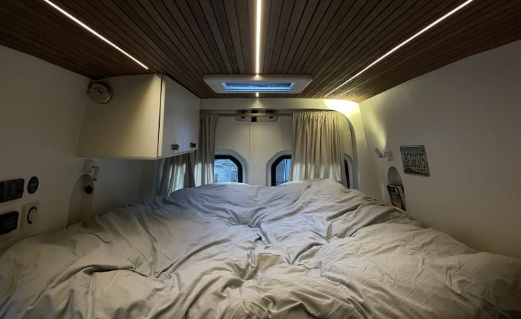 Hotel on wheels – Adventure off-grid Volkswagen Crafter