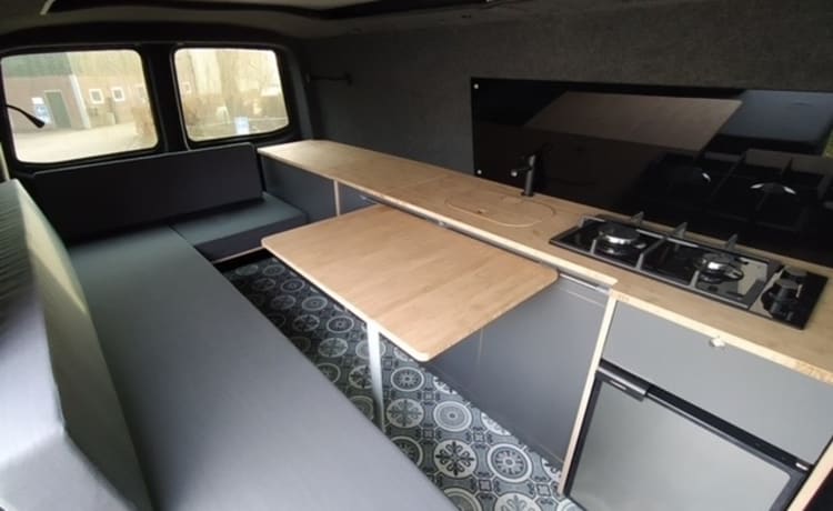 Holliday on wheels 😁 ! Nieuw gezellig interieur met een complete inrichting ! Zie de foto’s ! – 2 Persoons Camper met gezellig nieuw interieur en div. extra’s, zie foto’s.