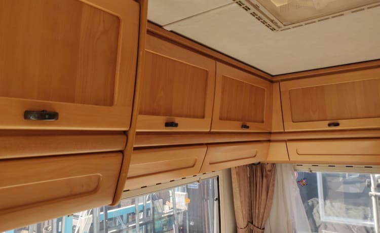 Spacious and cozy Hymer motorhome for 4 people!