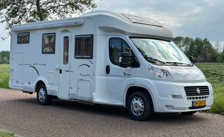 Moderne Benimar Camper met grote (fiets)garage