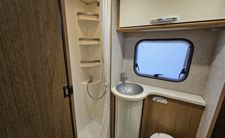 6-person luxury, spacious, neat Alcove family camper Rimor from 2017