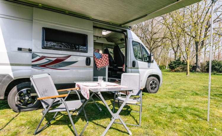 Jackie's hut – Beautiful Peugot Camperbus, 150 HP