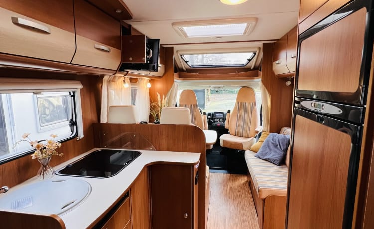 Making Memories! – Accogliente Hymer Carado completamente arredato 4 persone / Moto Euro 5