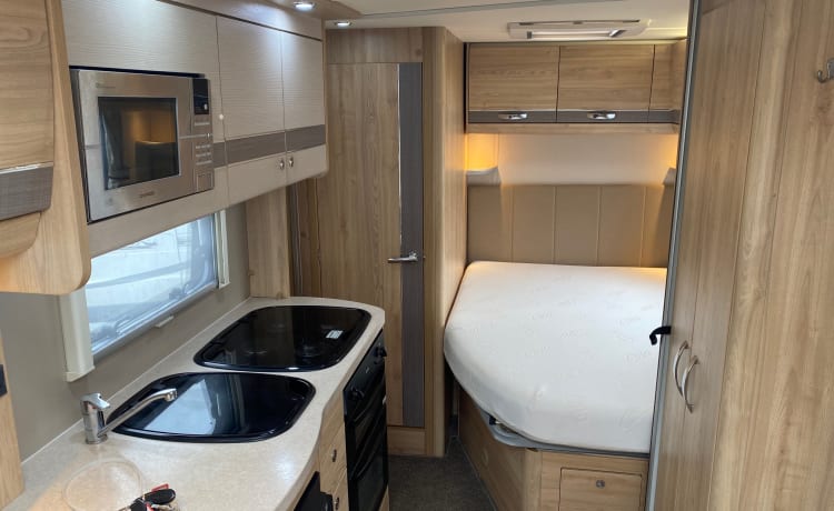 4 berth Peugeot elddis majectik 155 fixed bed 2017 like new 11k mil