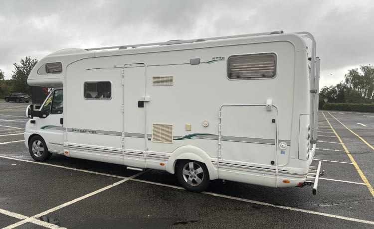 Snogly  – Bessecar e735 camper 6 slaapplaatsen