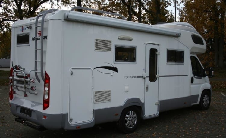 RollerTeam  – Spacious RollerTeam with many extras. Bunk bed and a large alcove. 7 seat belts