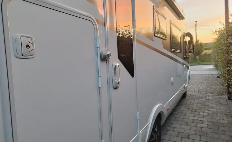 Luxurious family camper with a great sense of space and great travel comfort