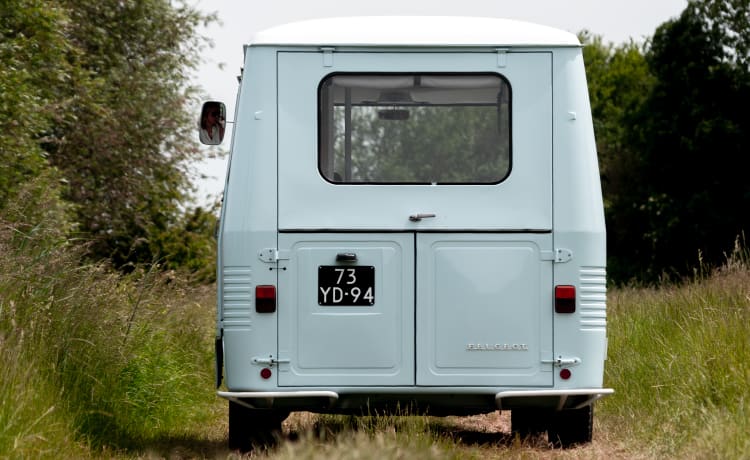 Retro Peugeot J7 mit erfrischendem Interieur