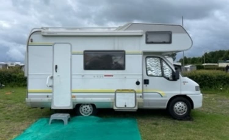 Camper familiare fresco e completo con letti a castello