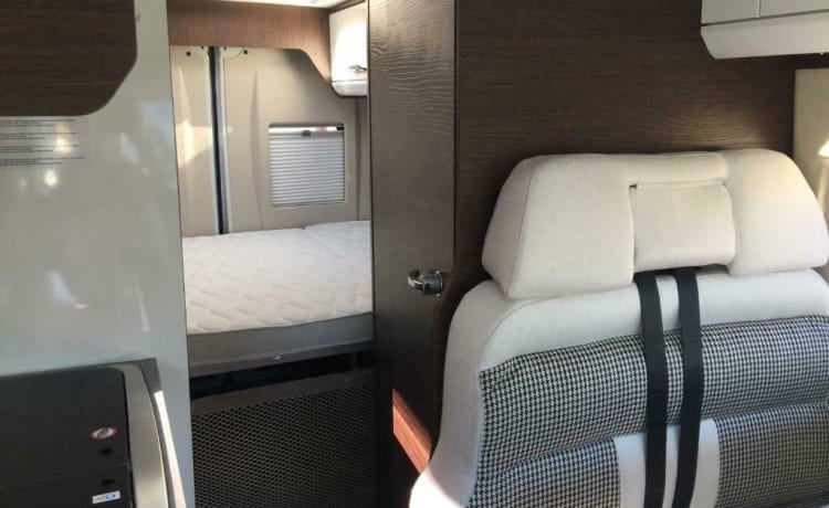 Compact Bus camper for 2 people and 1 child up to +/- 12 years