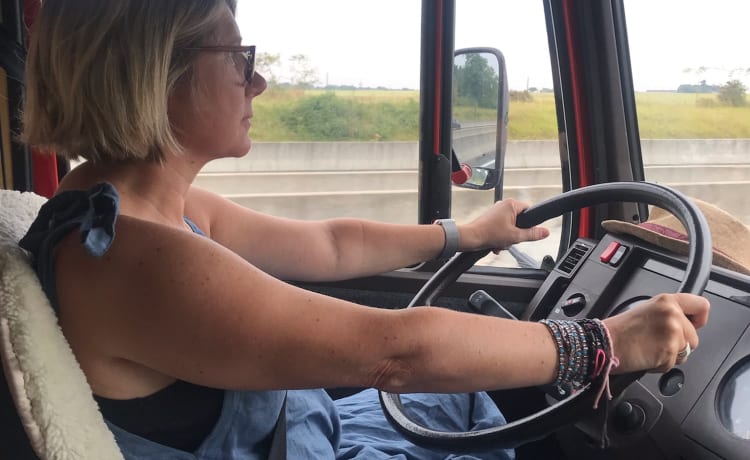 Helga – Classico camion dei pompieri tedesco convertito in camper di lusso a 6 nascite