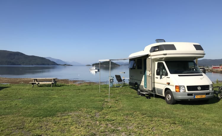 Fresh VW camper around! (4 person alcove)