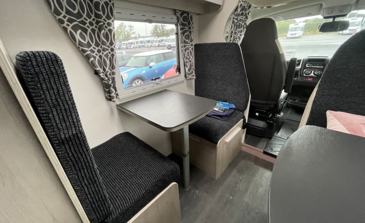 Cara – Camping-car de luxe Chausson 7 naissance