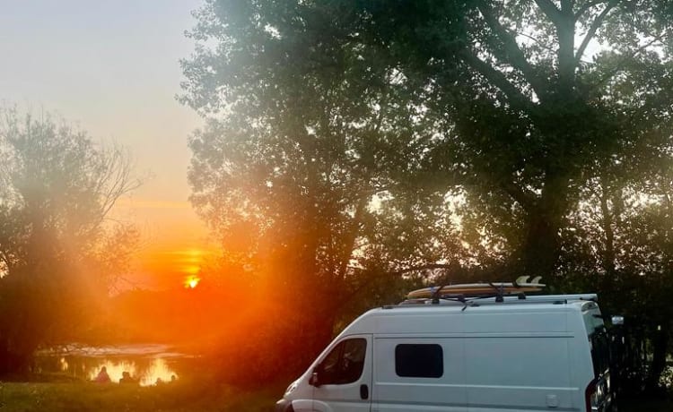 Hip self-built camper bus