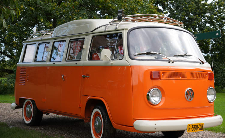 Bohemien – Camping-car rétro Volkswagen T2 : vivez une aventure inoubliable.