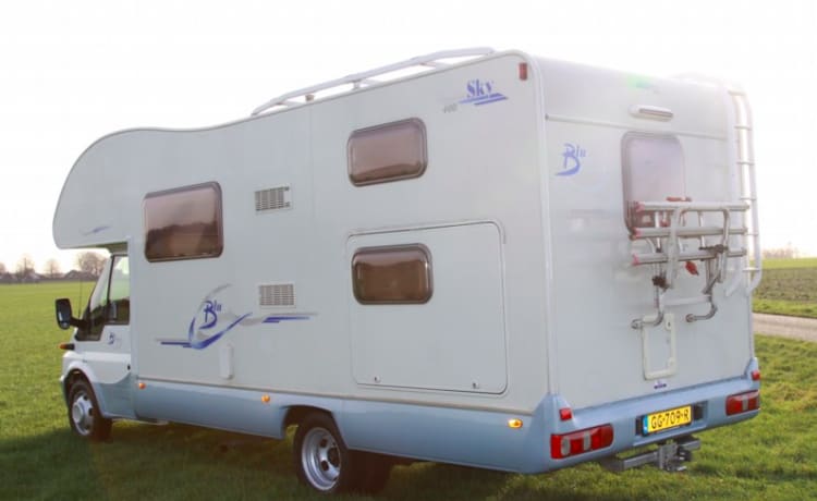 Blucamp Sky 400 - Cozy family camper with 7 places to sleep!