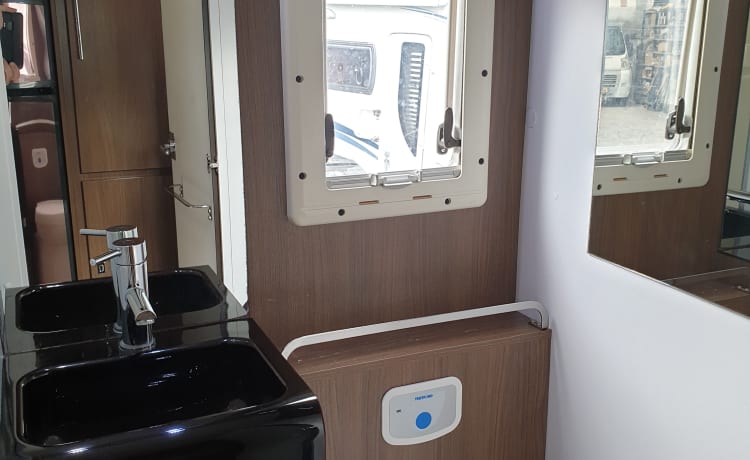 RollerTeam2 – Luxury Rollerteam camper, 5 belts and lots of storage space, fully furnished