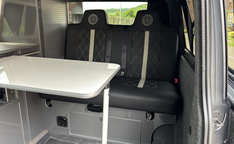 Caora  – 4-persoons Volkswagen High Spec campervan uit 2020