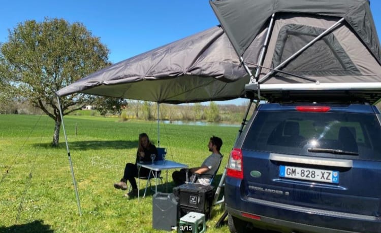 Mr. Blue Sky – Land Rover mit großem Dachzelt und voller Campingausrüstung in Frankreich