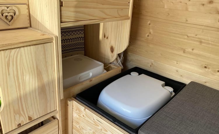 Fifi the Ford Transit  – Prachtige off-grid zelfgebouwde camper, ideaal voor solo-vrouwen