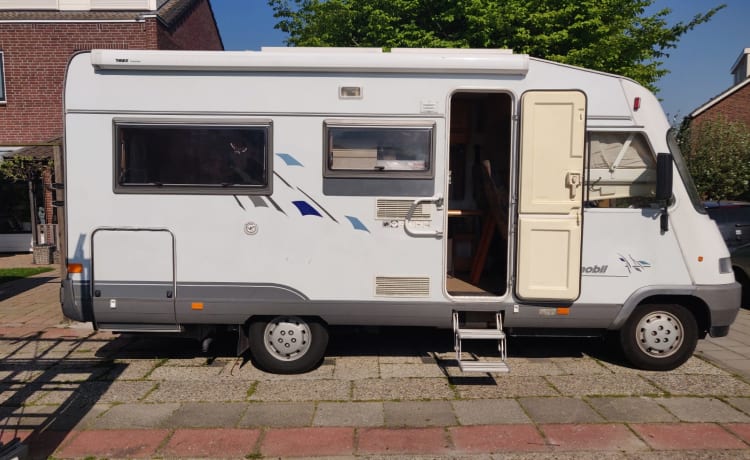 Spacious and cozy Hymer motorhome for 4 people!