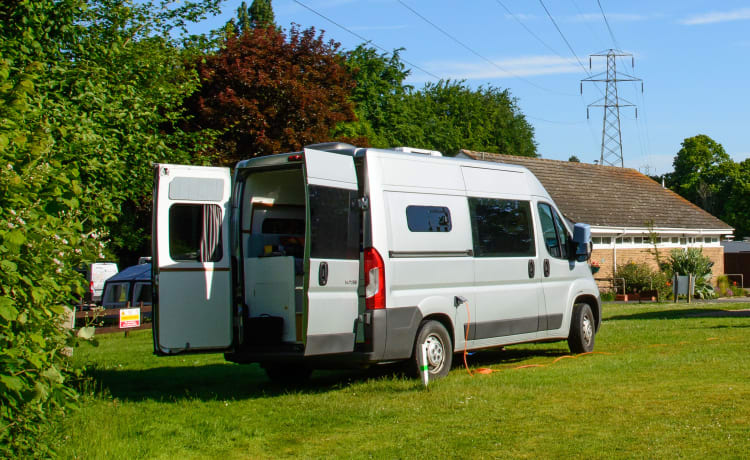 Ozzy – Stijlvolle nieuw ingerichte 3 persoons MWB camper 2016 Peugeot Boxer