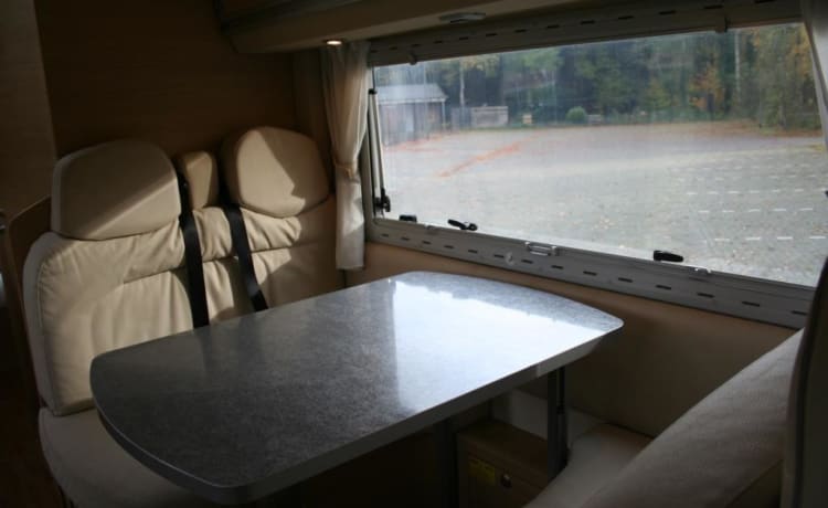 RollerTeam  – Spacious RollerTeam with many extras. Bunk bed and a large alcove. 7 seat belts