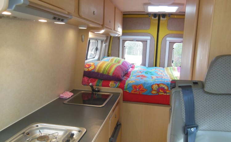 Camping-car confortable pour deux personnes, se conduit comme une voiture de tourisme