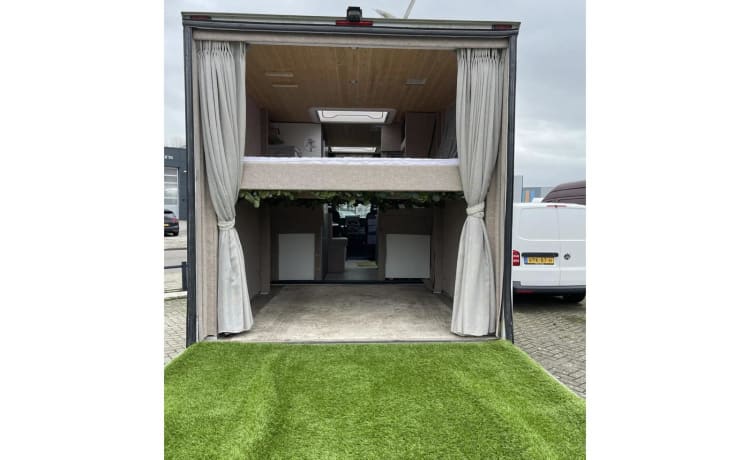 knusse Camper bakwagen met terras