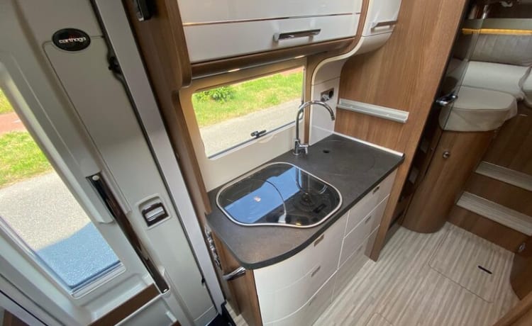 Luxe Familie Carthago integraal camper uit 2019 - 4 pers