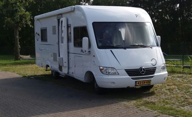 Pilote Explorateur 713 – Ruime en Nette 4 persoons camper met 2 enkele bedden en 2-persoons hefbed.