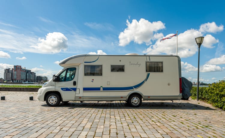 McJaCe – camper per 2 persone riccamente attrezzato con doccia e servizi igienici separati