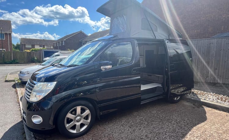 Ellie – Nissan-camper met 4 slaapplaatsen