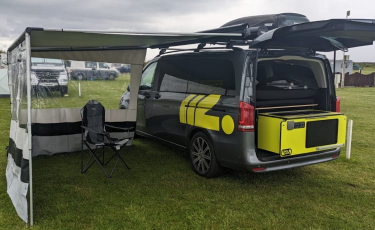 Tout nouveau van modulaire Mercedes-Benz pouvant accueillir jusqu'à 6 personnes avec auvent