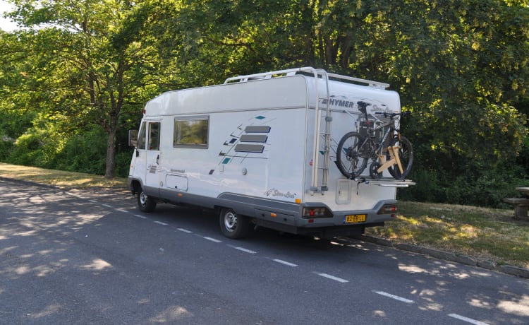 Spacious 4-5 person Hymer (very suitable for young families)