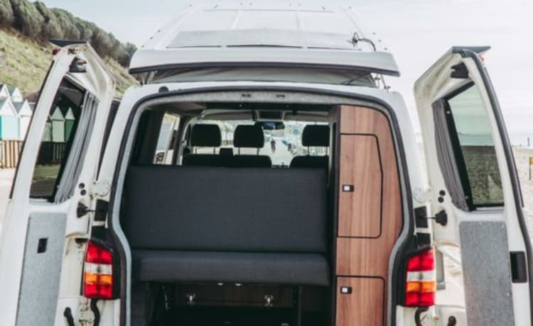 Barbarella – Gezellige VW T5-camper met 4 slaapplaatsen