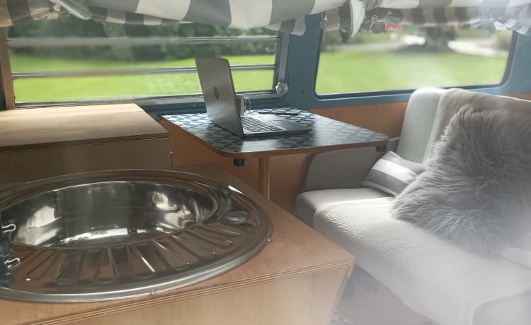 Phoebe 1970 – 4 berth Volkswagen campervan from 1970