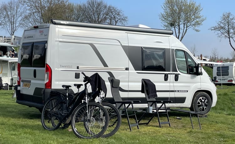 Roadhouse camperverhuur naam Surfer House – Nieuwe buscamper Adria Mobil 2023