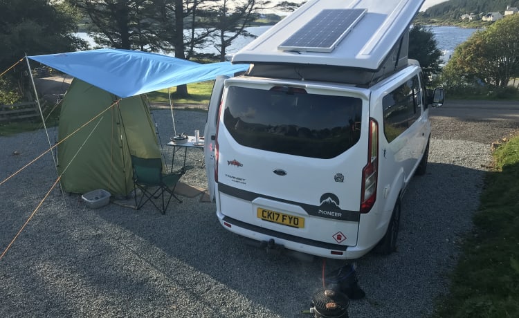 Kizzy..  – Witte Ford Custom campervan uit 2017 met pop-top.