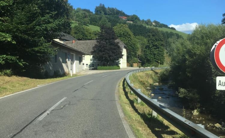 Burstner confortable pour 4 personnes avec porte-vélos.