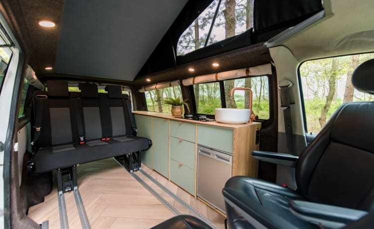 Hendrik – 4p Volkswagen Camper Bus uit 2017