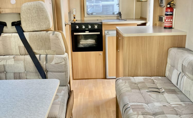 Maisie – Beau camping-car avec tout ce dont vous avez besoin.