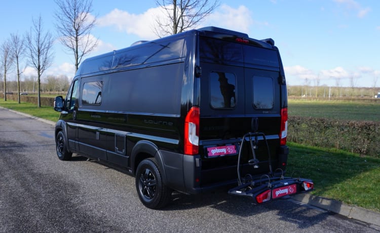 Zomer avontuur met deze all black edition Tourne Mobil camper.