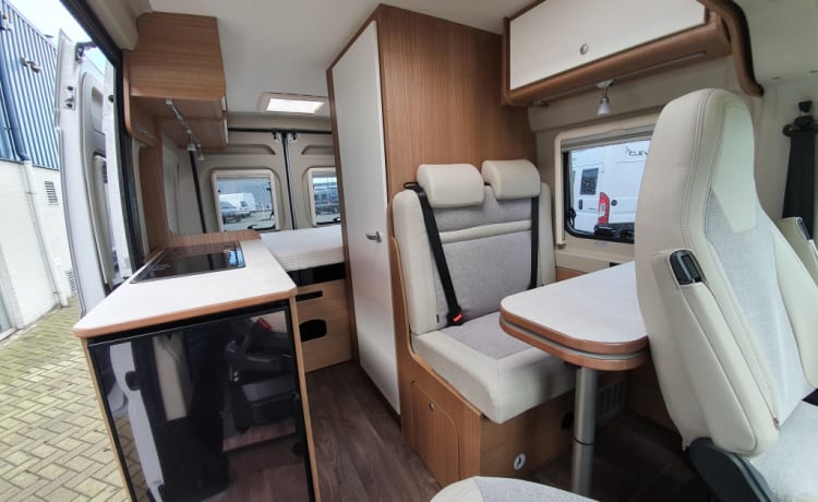 De camperbus  – New, luxurious, fully equipped camper with solar panel