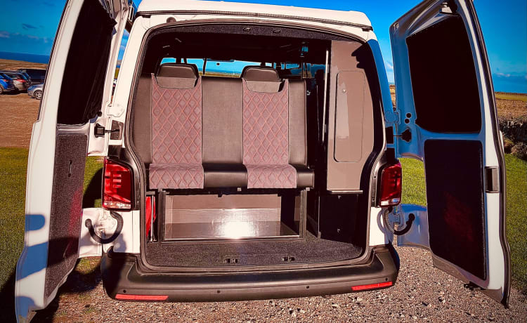 The Surfer – 2020 lussuoso camper VW Top Spec. Esplora la Cornovaglia con stile.