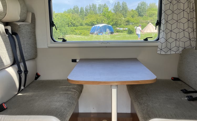 Koos – Camping-car alcôve confortable 5p de 2015