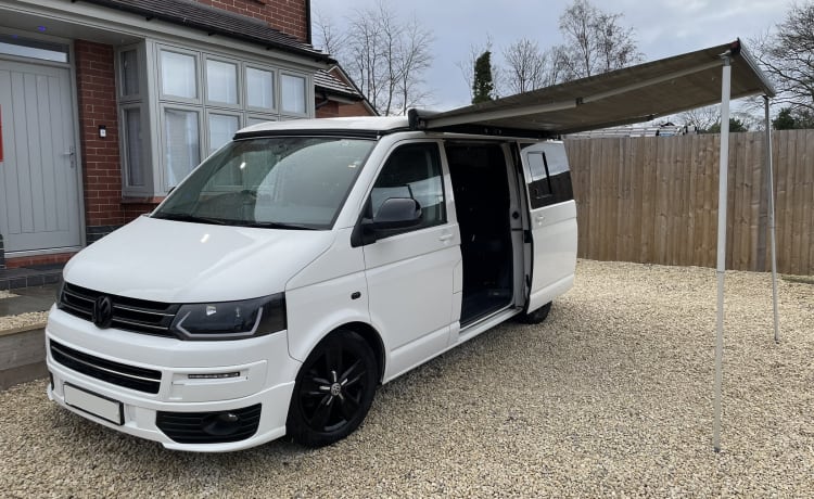 Earle – EARLE - VW T5 Campervan (4 slaapplaatsen)