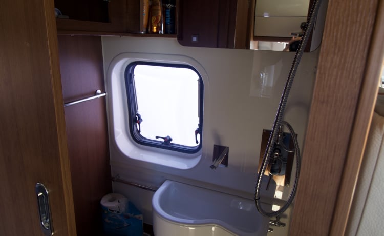 Skippy – Beautiful, sturdy luxury full bus camper.