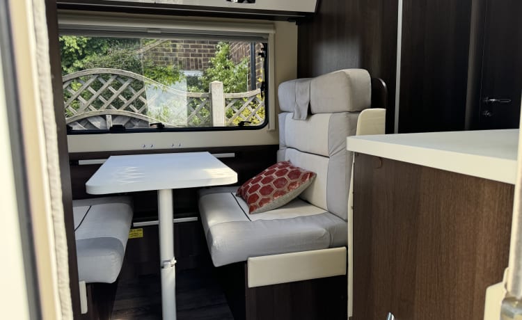 The Escape Pod – Comfortable and modern family Rollerteam motorhome for fun holidays
